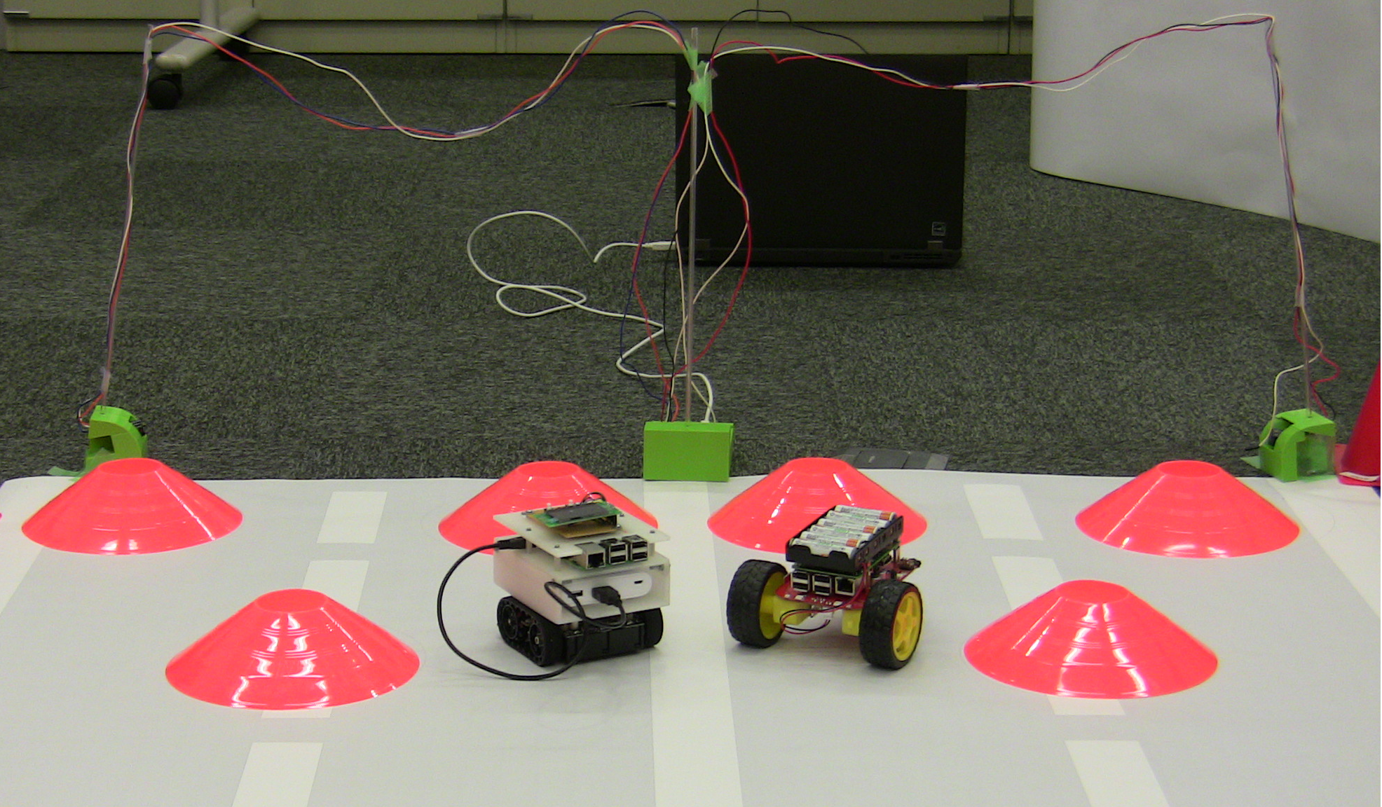 自己完結性を有する小型移動ロボット環境を用いた実演システムの開発